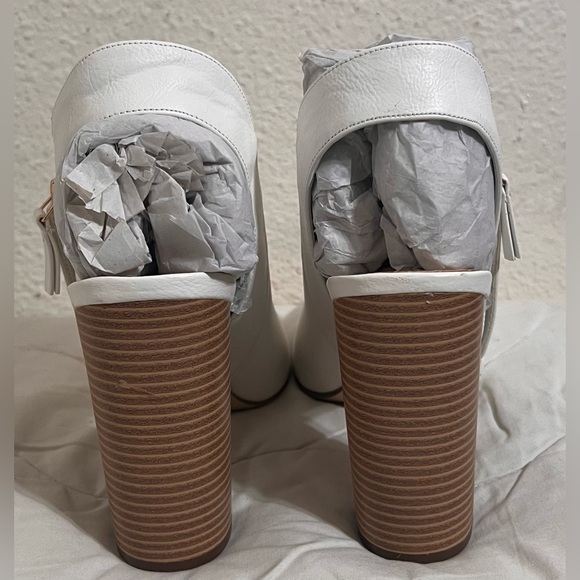 EUC Katherine Booties with wooden Heel size 10 White
**CALL OUT ON LEFT SHOE** - Picture 2 of 6